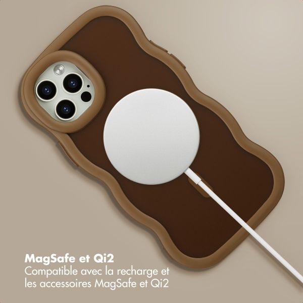 Selencia Coque arrière Wavy avec MagSafe Apple iPhone 12 (Pro) - Mocha Brown