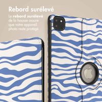 imoshion Coque tablette Design rotatif à 360° Apple iPad Pro 13 (2025) M5 / (2024) M4 - White Blue Stripes