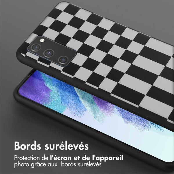 Selencia Coque design en silicone avec cordon amovible Samsung Galaxy S21 FE - Irregular Check Black