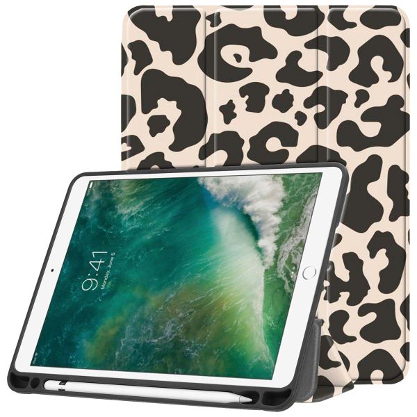 imoshion Coque tablette Trifold iPad 6 (2018) 9.7 pouces / iPad 5 (2017) 9.7 pouces / Air 2 (2014) / Air 1 (2013) - Leopard