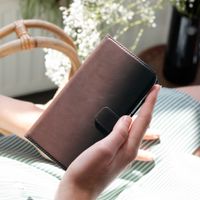 Selencia Étui portefeuille en cuir véritable Apple iPhone 12 (Pro) - Marron