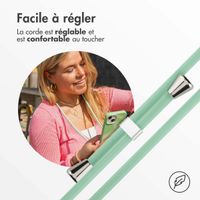 imoshion Coque design en silicone avec cordon Apple iPhone 15 - Retro Green