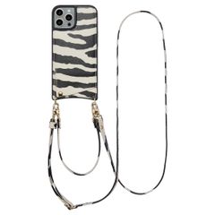 Selencia Coque de télephone Nova avec cordon et porte-cartes iPhone 15 Pro - Zazzy Zebra