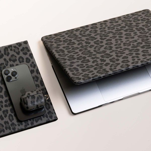 Selencia Coque Laptop Sabi imprimé panthère Apple MacBook Pro 16 pouces (2021 / 2023 M3 / 2024 M4 / 2026 M5) - Midnight Black