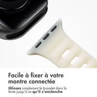 imoshion Bracelet en silicone Active Sport Apple Watch Series 1-10 / SE / Ultra (2) (44/45/46/49 mm) - Brille dans le noir