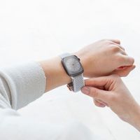 imoshion Bande élastique en nylon Apple Watch Series 1-9 / SE - 38/40/41 mm / Series 10 - 42 mm - Gris clair