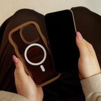 Selencia Coque arrière Wavy avec MagSafe Apple iPhone 15 - Mocha Brown