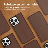 Accezz Étui de téléphone Slim Folio en cuir de qualité supérieure Apple iPhone 13 Pro - Brun