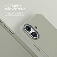 Accezz Coque arrière en cuir avec MagSafe Apple iPhone 17 - Light Grey