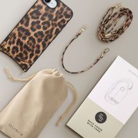 Selencia Coque de télephone Nova avec cordon et porte-cartes Apple iPhone 16e - Leopard