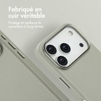 Accezz Coque arrière en cuir avec MagSafe Apple iPhone 17 Pro - Light Grey
