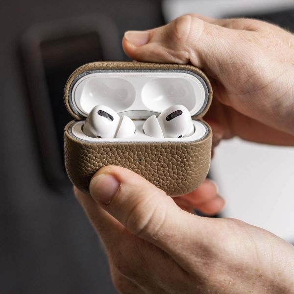 Accezz Coque en cuir véritable  Apple Airpods 4 - Taupe