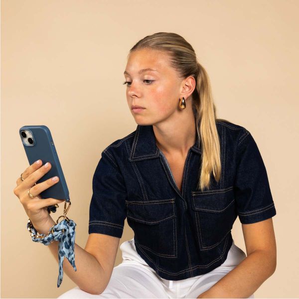 Selencia Coque avec dragonne de luxe Apple iPhone 13 Pro - Bleu