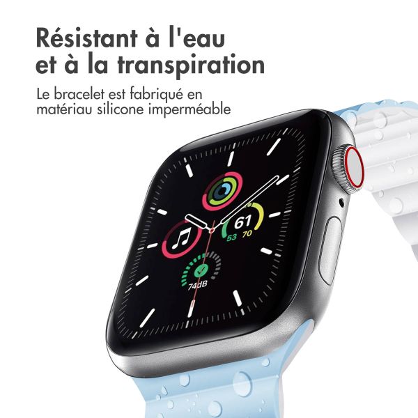 imoshion Bracelet en silicone magnétique Apple Watch Series 1 t/m 9 / SE (38/40/41 mm) | Series 10 / 11 (42 mm) - Blauw & Wit / Blue & White
