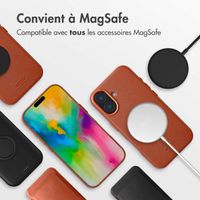 Accezz Coque arrière en cuir avec MagSafe iPhone 16 - Sienna Brown