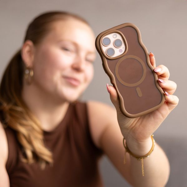 Selencia Coque arrière Wavy avec MagSafe Apple iPhone 15 - Mocha Brown