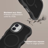 Selencia Coque arrière Wavy avec MagSafe Apple iPhone 16 - Noir