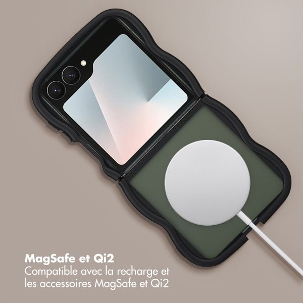 Selencia Coque arrière Wavy avec MagSafe Samsung Galaxy Z Flip 7 - Noir