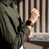 Uniq Bracelet Straden étanche en cuir Apple Watch Series 1 t/m 11 / SE / Ultra (44/45/46/49 mm) - Toffee