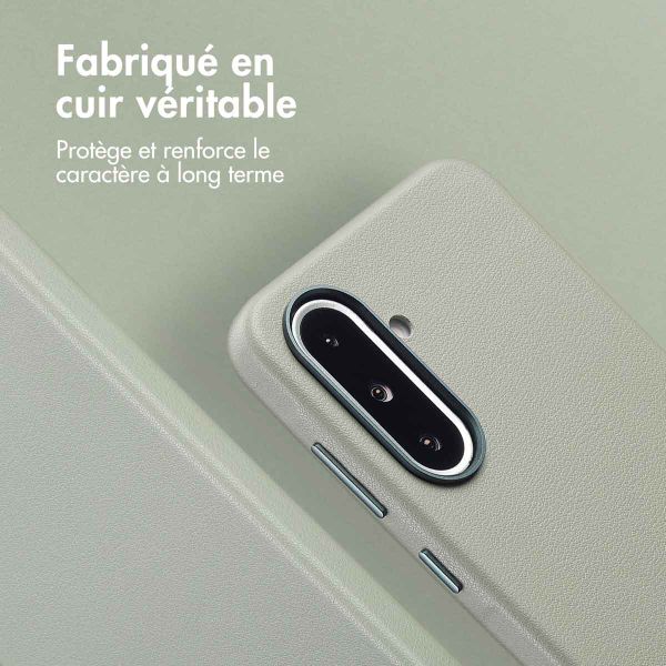 Accezz Coque arrière en cuir avec MagSafe Samsung Galaxy A36 / A56 - Light Grey