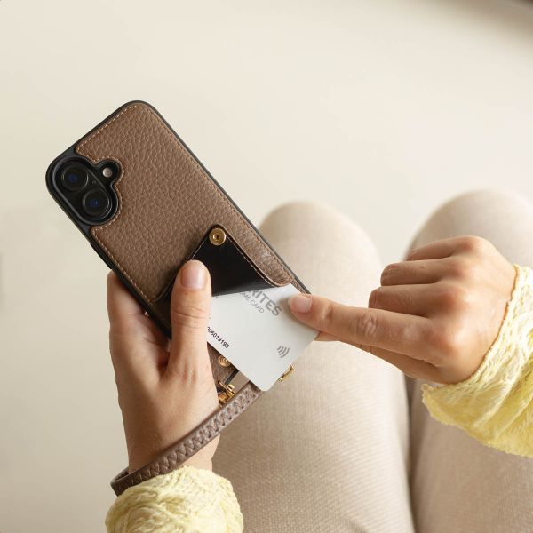 Selencia Coque de télephone Nova avec cordon et porte-cartes Apple iPhone 17 - Mocha Brown