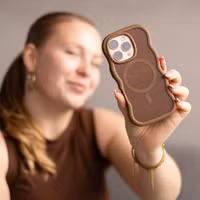 Selencia Coque arrière Wavy avec MagSafe Apple iPhone 15 - Mocha Brown