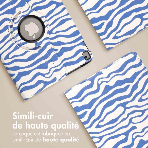 imoshion Coque tablette Design rotatif à 360° Apple iPad 9 (2021) 10.2 pouces / iPad 8 (2020) 10.2 pouces / iPad 7 (2019) 10.2 pouces - White Blue Stripes