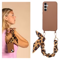 Selencia Coque avec dragonne de luxe Samsung Galaxy S23 FE - Marron