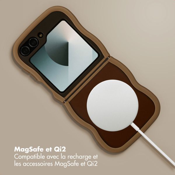Selencia Coque arrière Wavy avec MagSafe Samsung Galaxy Z Flip 6 - Mocha Brown