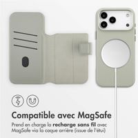 Accezz Étui de télephone portefeuille en cuir 2-en-1 avec MagSafe Apple iPhone 17 Pro Max - Light Grey