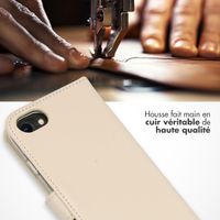 Selencia Étui de téléphone portefeuille en cuir véritable iPhone SE (2022 / 2020) / 8 / 7 / 6(s) - Greige