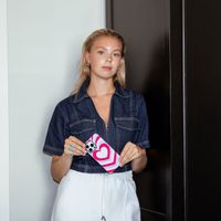 Selencia Coque arrière Vivid Samsung Galaxy S23 - Double Hearts Rubine Red Lilac