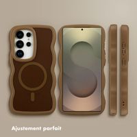 Selencia Coque arrière Wavy avec MagSafe Samsung Galaxy S25 Ultra - Mocha Brown