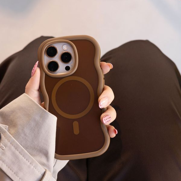 Selencia Coque arrière Wavy avec MagSafe Samsung Galaxy S25 / S24 - Mocha Brown