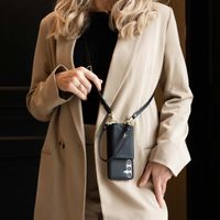 Selencia Coque de télephone Sera avec cordon et porte-cartes enveloppe Samsung Galaxy S24 FE - Noir