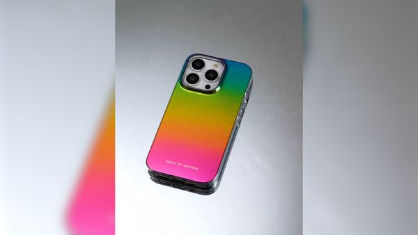 iDeal of Sweden Coque arrière Mirror iPhone 11 / Xr - Rainbow