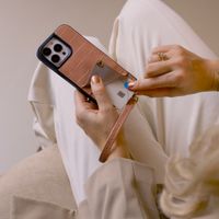 Selencia Coque de télephone Nova Croco avec cordon et porte-cartes Apple iPhone 15 - Old Pink