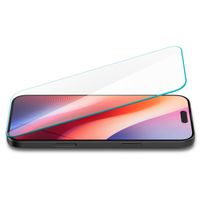 Spigen Protection d'écran en verre trempé GLAStR Slim + Applicator iPhone 16 / 15