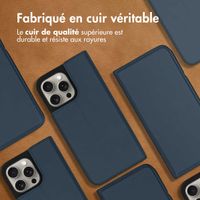 Accezz Étui de téléphone Slim Folio en cuir de qualité supérieure iPhone 15 Pro Max - Bleu foncé