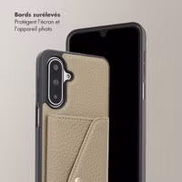Selencia Coque de télephone Sera avec cordon et porte-cartes enveloppe Samsung Galaxy A17 (5G) - Taupe