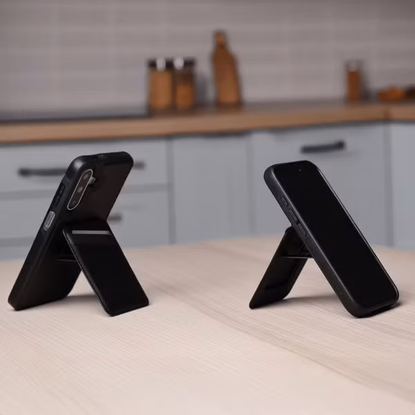 imoshion Coque arrière avec porte-cartes et support Apple iPhone 17 - Noir