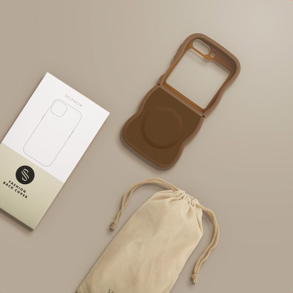 Selencia Coque arrière Wavy avec MagSafe Samsung Galaxy Z Flip 6 - Mocha Brown