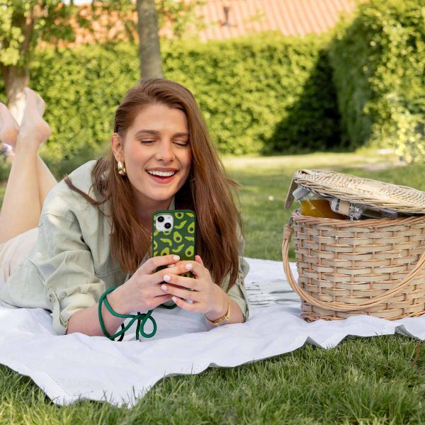 imoshion Coque design en silicone avec cordon Apple iPhone 15 - Avocado Green