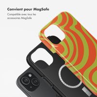 Selencia Coque arrière Vivid avec MagSafe Apple iPhone 15 - Wavy Swirl Orange Fern