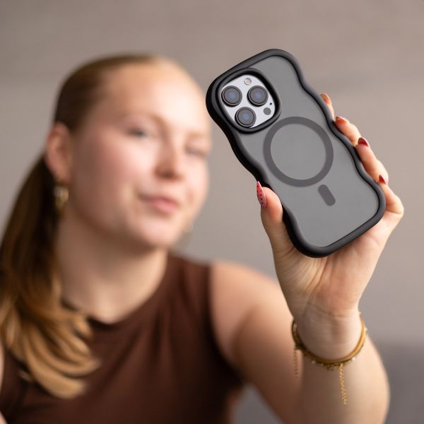 Selencia Coque arrière Wavy avec MagSafe Apple iPhone 15 - Noir