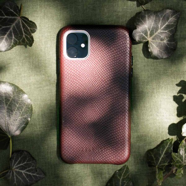 Selencia Coque Gaia Serpent iPhone 13 Pro - Rouge foncé