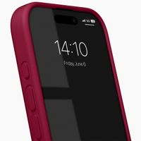 iDeal of Sweden Coque Silicone Apple iPhone 16 - Cranberry