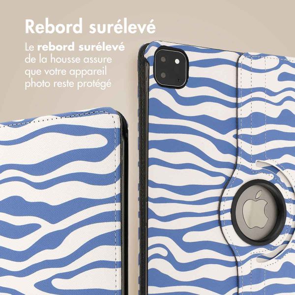 imoshion Coque tablette Design rotatif à 360° Apple iPad Pro 13 (2025) M5 / (2024) M4 - White Blue Stripes