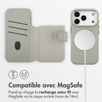 Accezz Étui de télephone portefeuille en cuir 2-en-1 avec MagSafe Apple iPhone 17 Pro - Light Grey