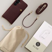 Selencia Coque de télephone Nova avec cordon et porte-cartes Samsung Galaxy S25 / S24 - Bold Burgundy